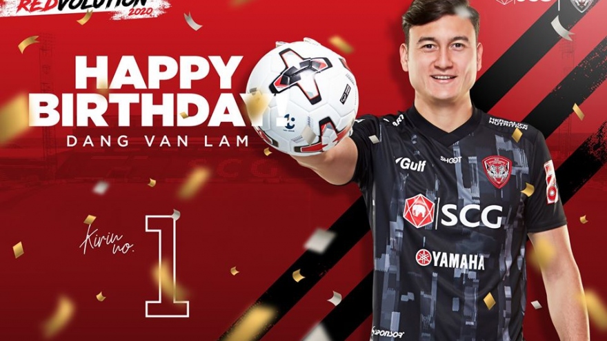 Đặng Văn Lâm nhận món quà ý nghĩa từ Muangthong United